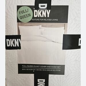 DKNY 3 piece comforter set full / queen